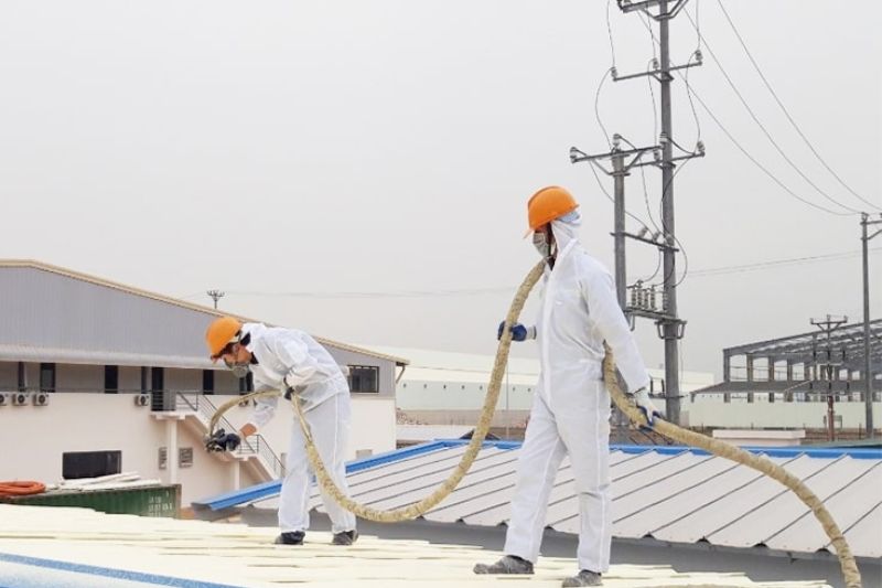 Cần đeo đồ bảo hộ khi thực hiện Foam chống thấm