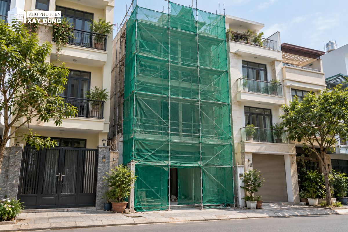 Lưới bao che phủ giàn giáo mặt tiền nhà phố giữa hai nhà liền kề